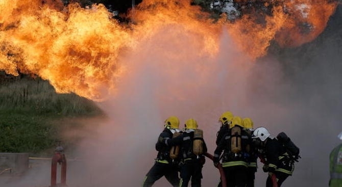 Няколко души се издирват след експлозия в Полша причинила срутване
