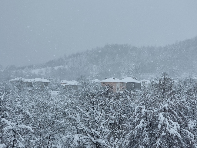 Днес от запад снеговалежите постепенно ще започнат да спират а