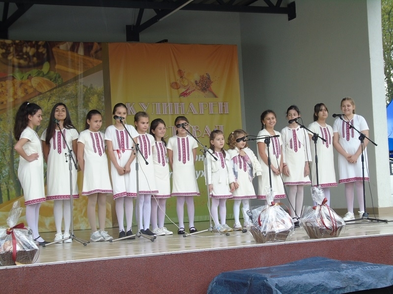 Напук на дъжда и мрачното време пролетния празник в Бяла