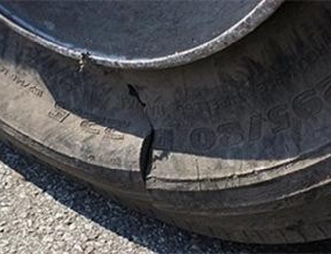 Tри автомобила в село Лехчево са осъмнали с нарязани гуми