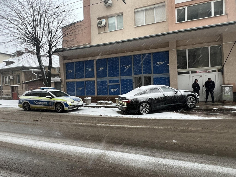 Кола атакува офиса на ГЕРБ във Враца видя само репортер
