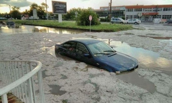 Силна буря с пороен дъжд и градушка удариха Карнобат късно