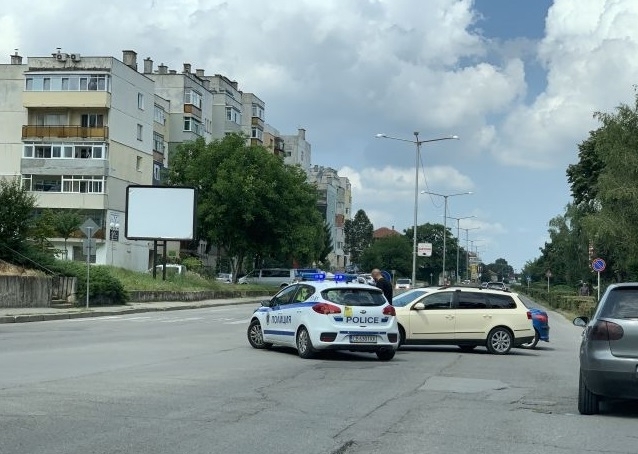 Възрастен мъж е блъснал патрулка на кръстовище в Монтана съобщиха