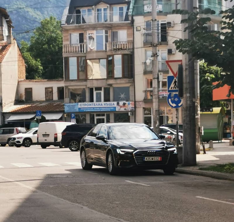 Тарикат заряза току що закупената си кола на кръстовище във Враца