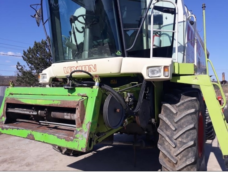 Млад мъж затапи пътя за Вършец с комбайна си съобщиха