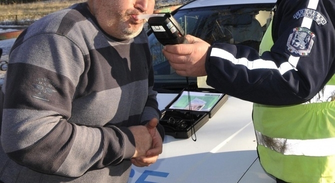 Полицейски служители са хванали пиян шофьор зад волана в Чирен