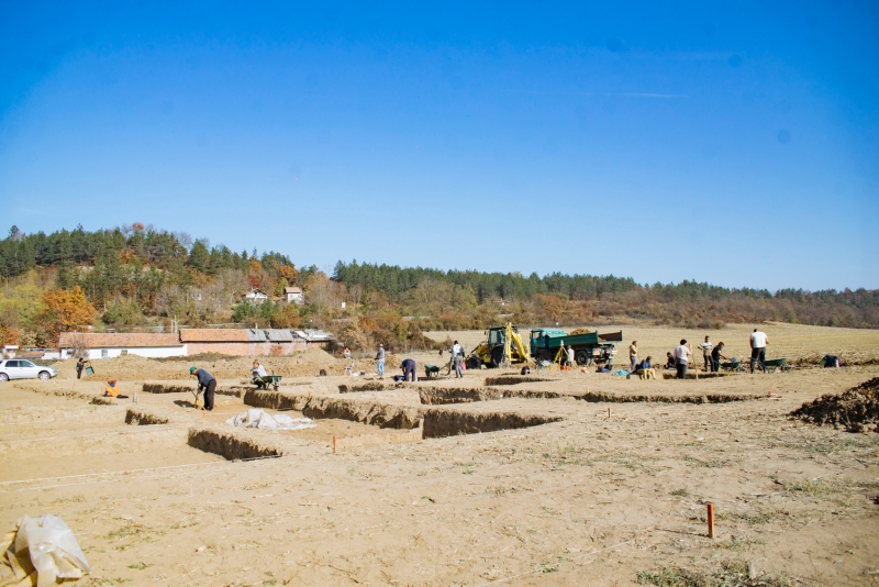 В разгара са спасителни археологически проучвания на два обекта по