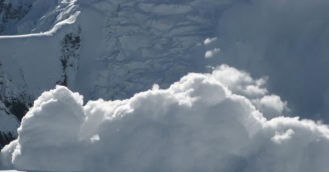 Лавина в района на Св Пантелеймон е затворила снощи пътя Пампорово Смолян