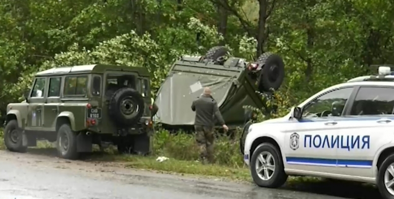 Военен камион на НАТО се преобърна по таван край Монтана  
Катастрофата