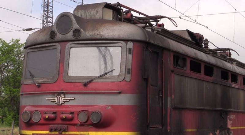 Късо съединение е предизвикало пожар в локомотив на бързия влак