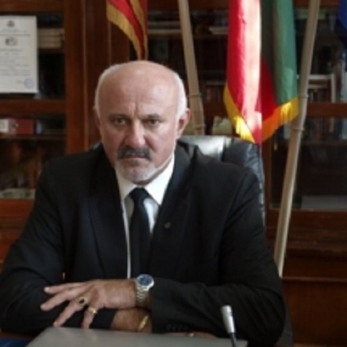 Директорът на СУ Христо Ботев във Враца Виктор Кръстев излезе