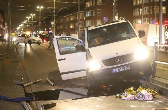 Микробус Мерцедес с хасковска регистрация е катастрофирал на трамвайна спирка в Холандия