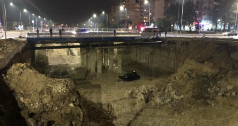 Кола е излетяла и паднала в дупката на новоизграждащия се