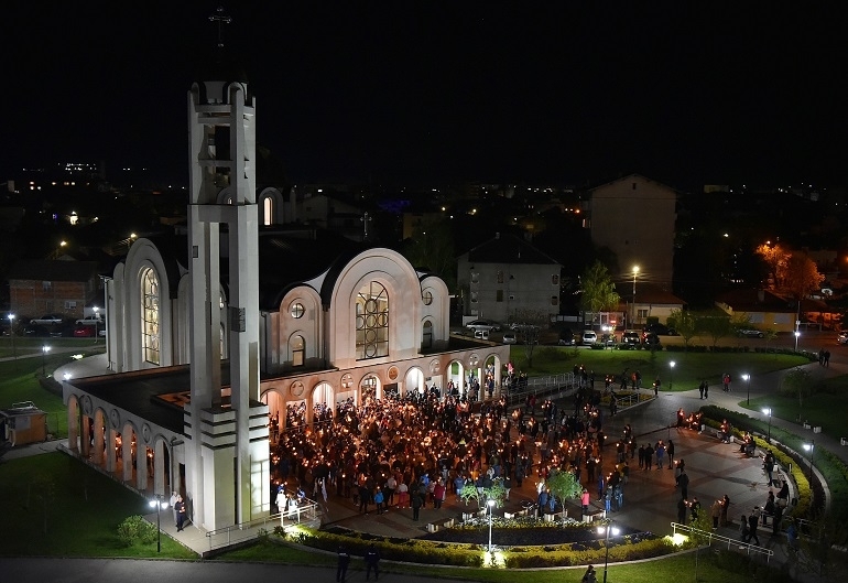 Великденските празници събраха стотици пред храма Свети Дух в Монтана
