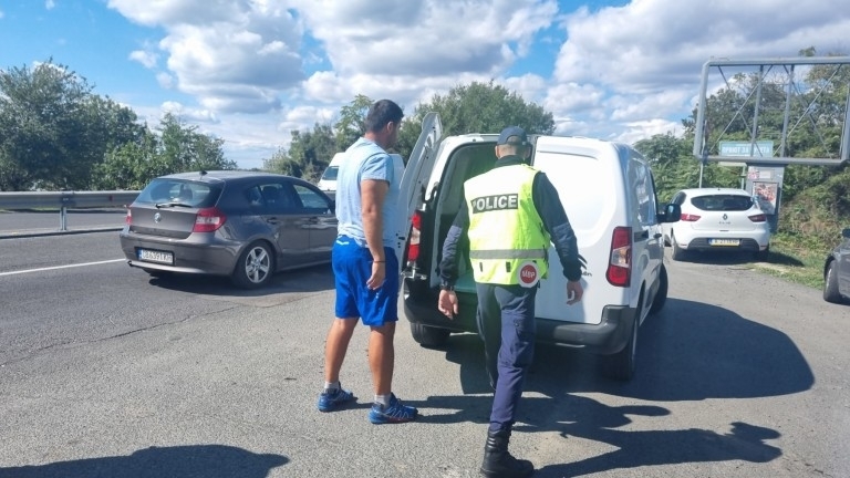 Нелегални мигранти бяха открити в бус на Тракия Осмина от