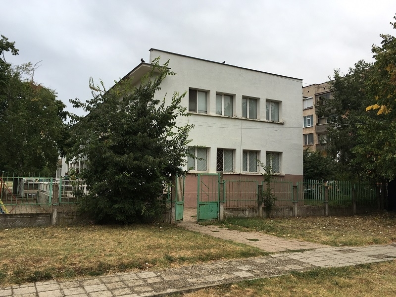 След публикация в BulNews.bg! Отрязаха опасната бреза в двора на детска градина във Враца