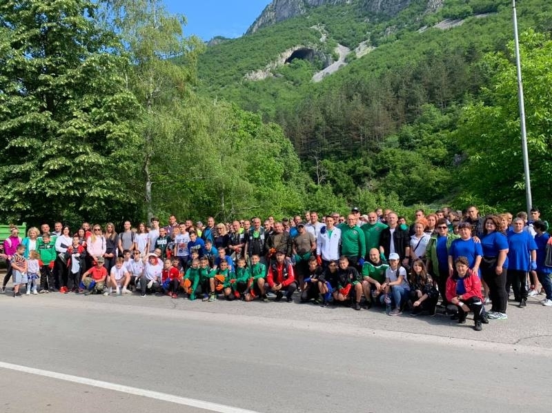 Близо 200 доброволци от града участваха в почистването на района