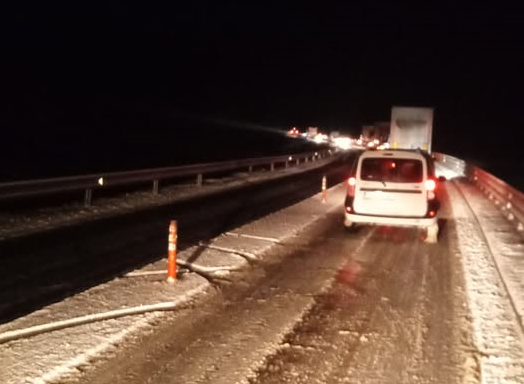 Закъсали ТИР ове са затруднили движението по скоростния път между