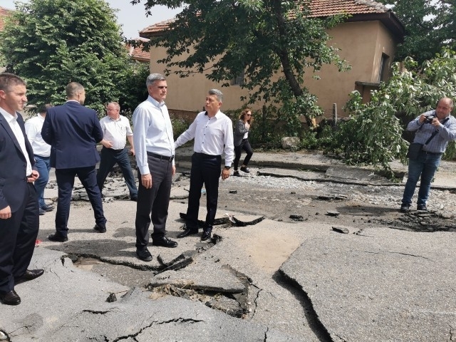 Премиерът Стефан Янев посети Лом заради щетите от пороя /снимки + видео/