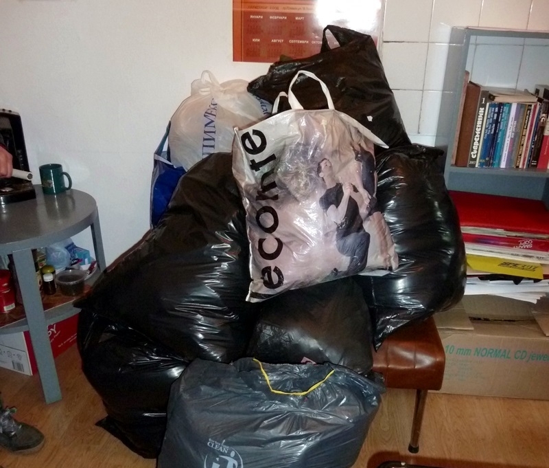 Благотворителна инициатива Ръка към ближния събира дрехи за социално слаби