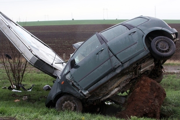 Шофьор и двама пътници в автобус са пострадали при катастрофа