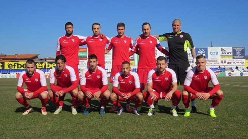 Запазилият мястото си в професионалния футбол отбор на Кариана обяви