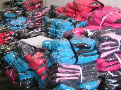 Tонове дрехи с опасни канцерогенни вещества в боите над нормата