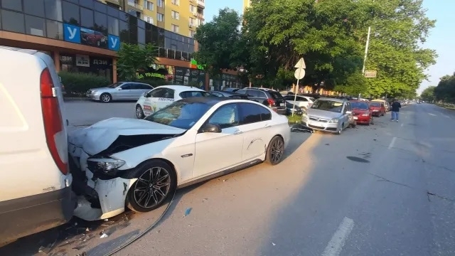 Среднощна гонка по улиците на Пловдив завърши с катастрофа. Шест