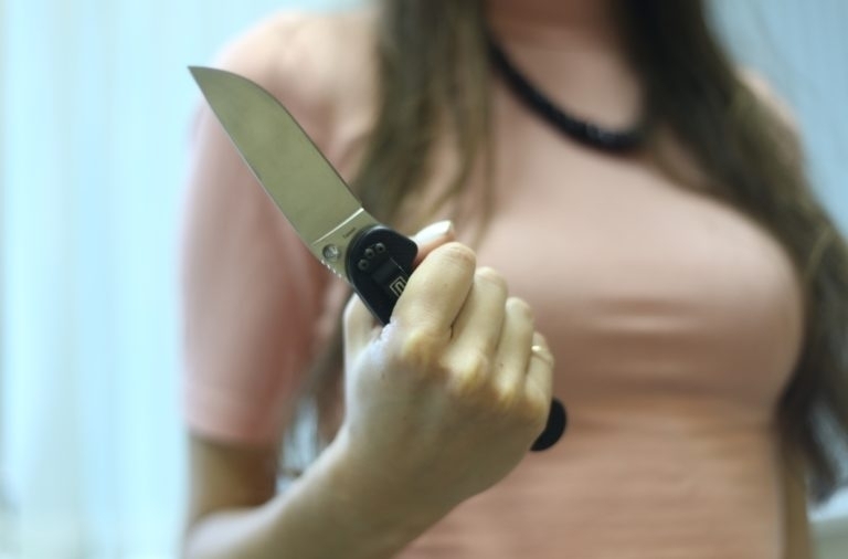 Жена намушка с нож приятеля си в Плевенско съобщиха от полицията