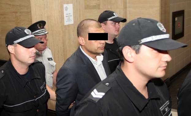 Насам, народе! Митко Галата отвори сергията в Монтана, дава 300 лв. на калпак