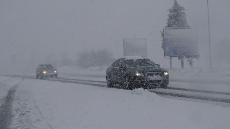 Заради зимната обстановка временно ограничение на движението на тежкотоварни автомобили
