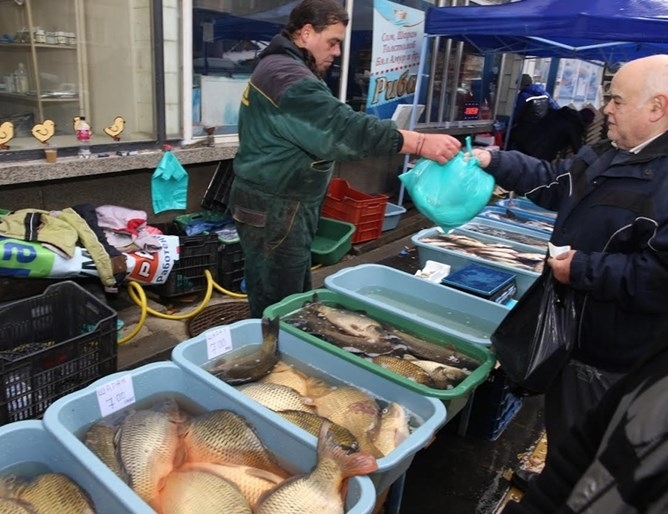 В седмицата преди Никулден в Монтана продължава продажбата със засилен интерес
