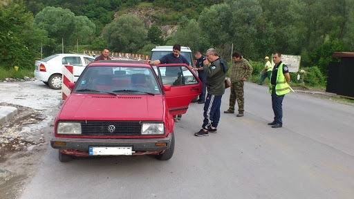 Полицейски служители са заловили двама мъже за незаконен риболов информираха