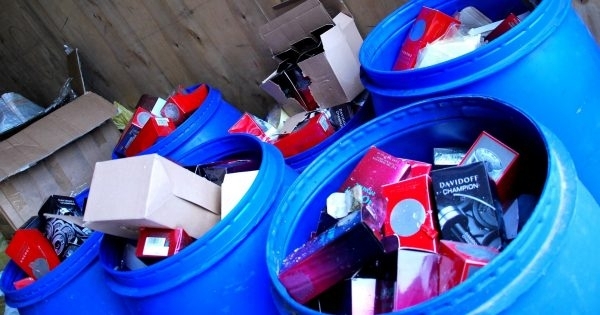 21 356 текстилни изделия 900 обувки и чанти и близо