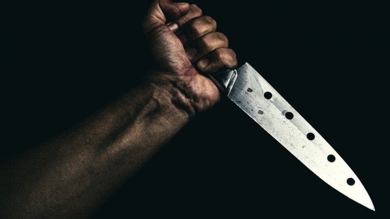 Мъж намушка друг в областта на корема в бързия влак