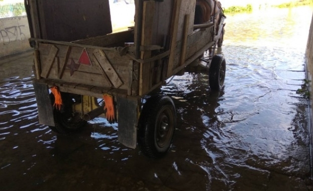 Частна малка ВЕЦ централа наводни път в Кадиево Хора газят