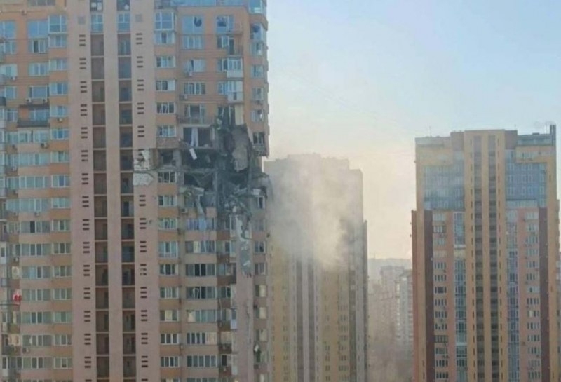 Ракета на руските военни удари многоетажна сграда на площад Севастопол