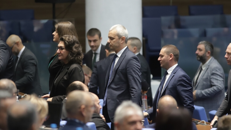 Парламентарните групи на ИТН и Възраждане напуснаха пленарната зала Причината