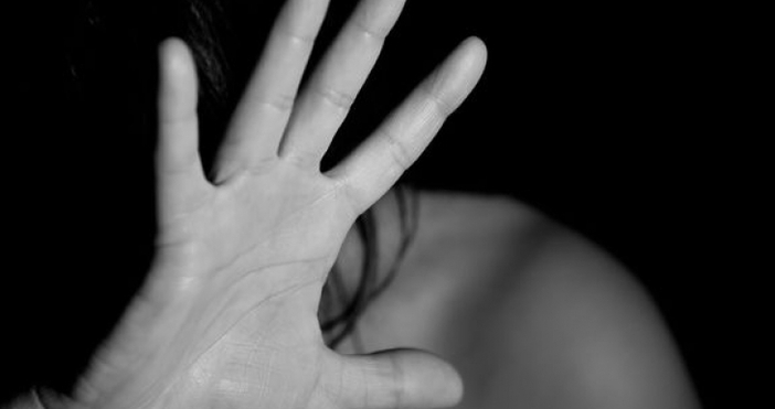 В Италия съд оправдава изнасилвачи заради непривлекателността на жертвата пише