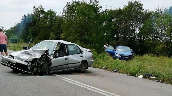 Два автомобила са се блъснали на пътя между Алфатар и