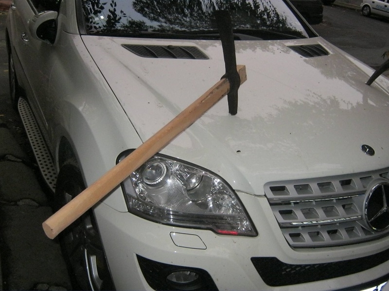 Монтанчанин е намерил колите си с кирки в таваните и