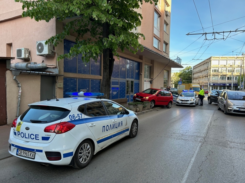 Жена атакува с колата си офиса на ГЕРБ във Враца,