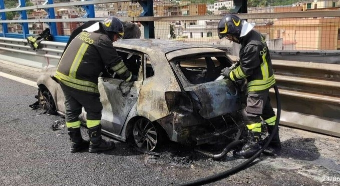 Двама учени загинаха след експлозия при експеримент с автомобил