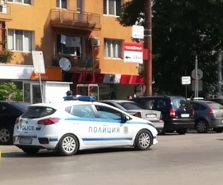 Кола на куриерска фирма блъсна възрастен мъж на улица Железничарска