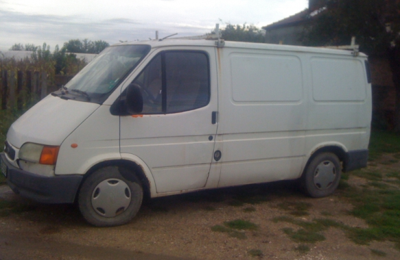 Криминално проявени задигнаха акумулатори от бус във Врачанско съобщиха от