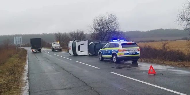 Дъждът не прощава! Автовоз се обърна на Е-79 между Враца и Монтана /снимка/