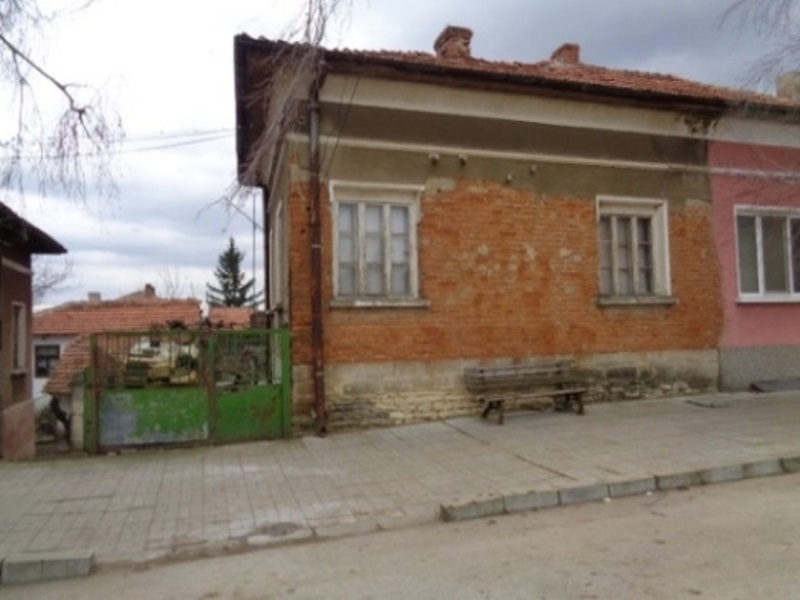 Частен съдебен изпълнител продава на търг къща с парцел в