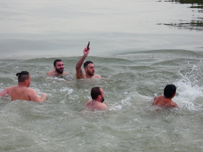 За трети път Симеон Алексиев извади кръста от ледените води