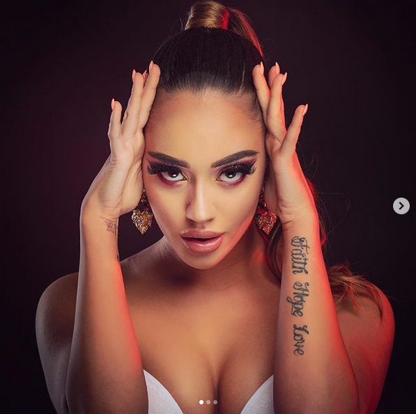 Напълно натурални задни части има певицата и моделка Биляна Лазарова