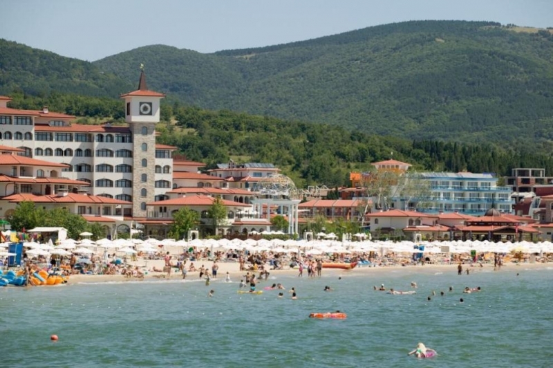30 от хотелите в Слънчев бряг ще отворят от днес пише Pariteni